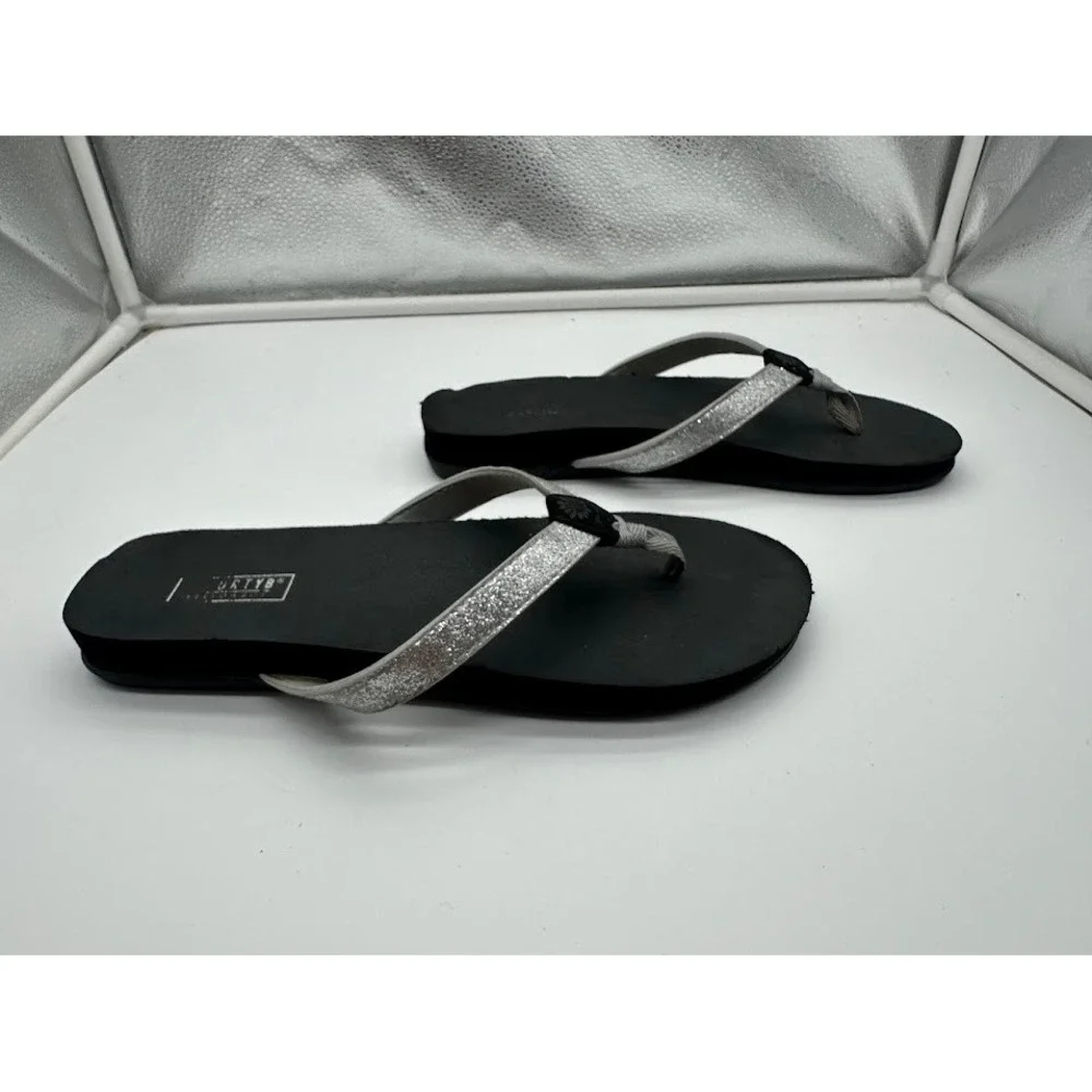 Yellow Box Womens Flip Flop Sandals Silver Glitter Straps Black Foam Size 10.5in - Picture 3 of 6